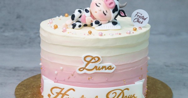 Fondant Cow Birthday Cake | The Twisted Sifter