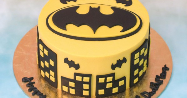 Chocolate Truffle Round Batman Custom Cake, Weight: 1.500 Kg, Packaging  Type: Box