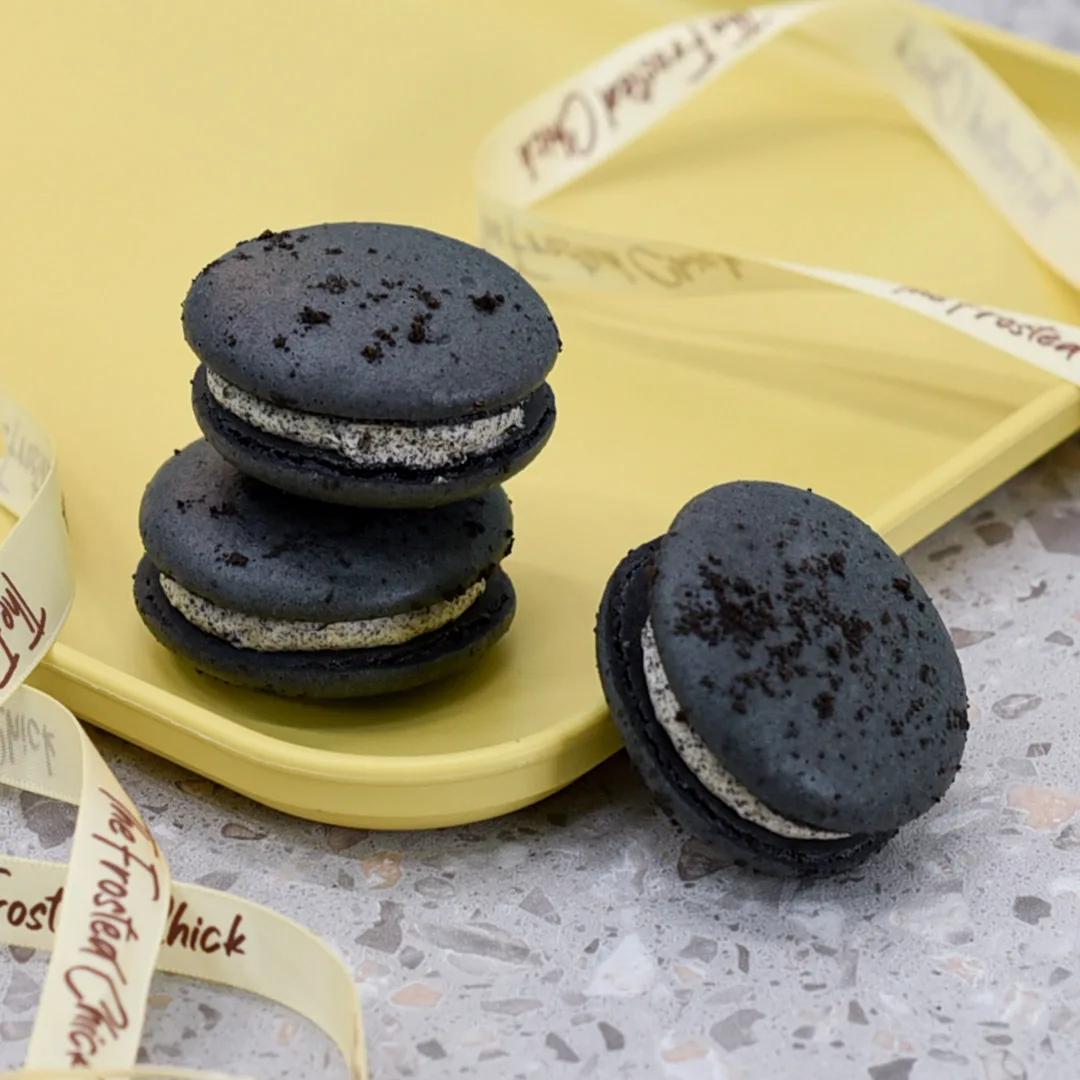 Cookies and Cream Macaron