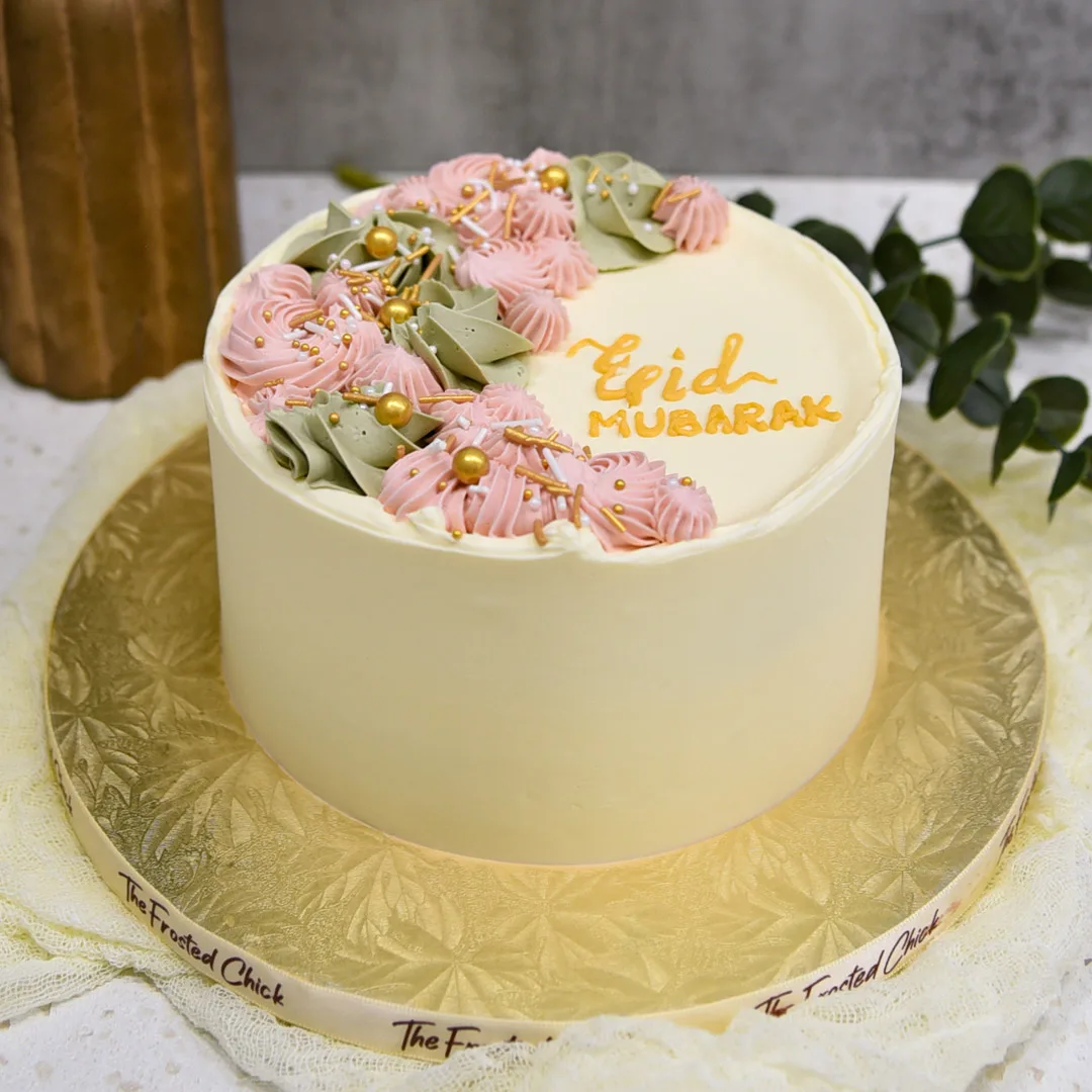 hari raya cake with handpiped eid mubarak