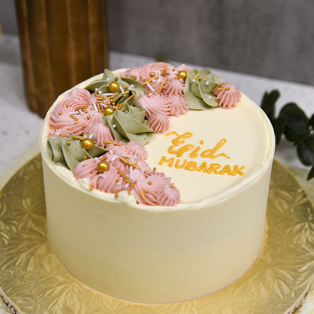 hari raya cake with handpiped eid mubarak